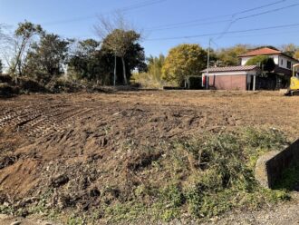 荒地の畑を整地